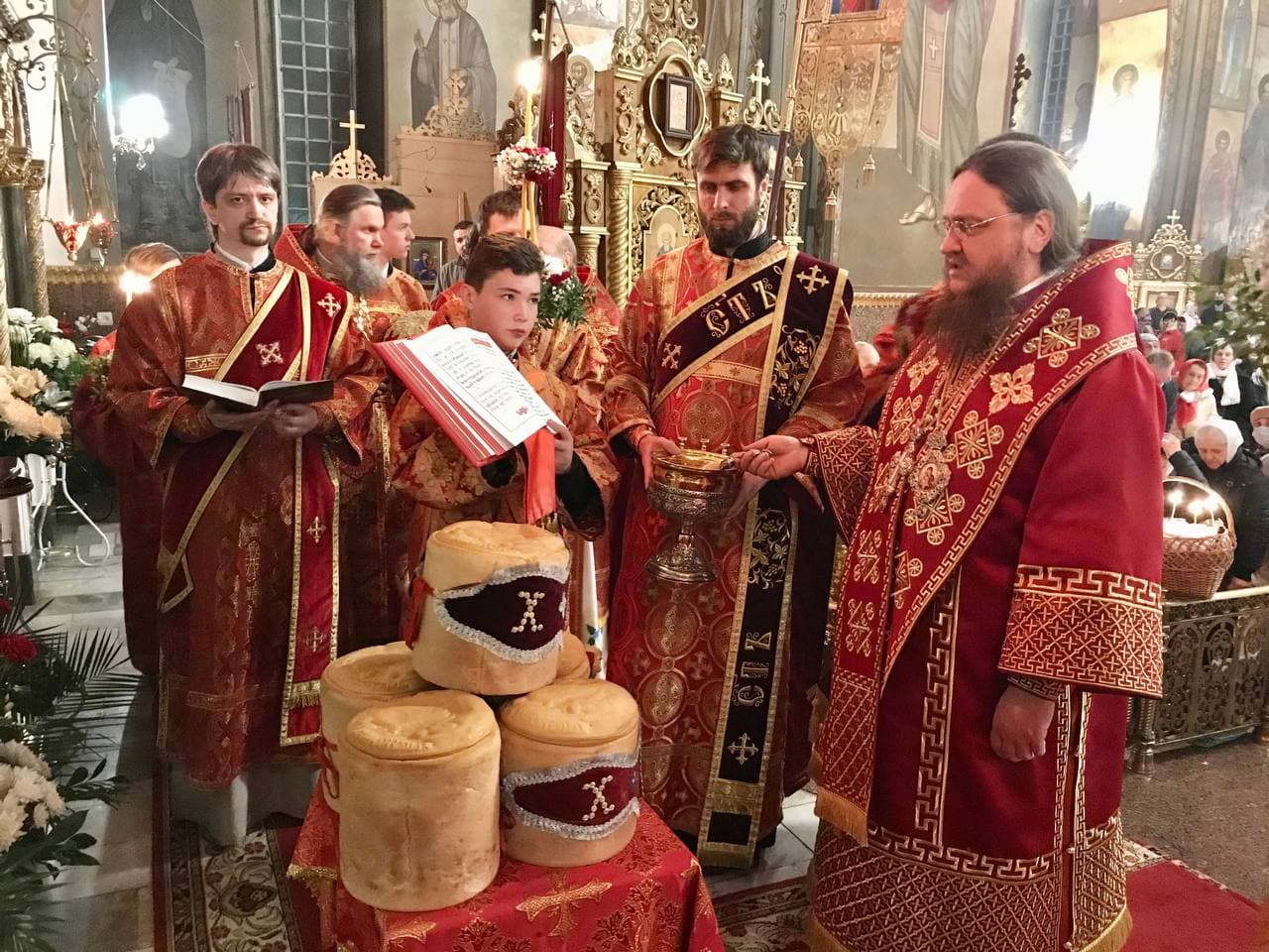 У Великодню ніч архієпископ Феодосій звершив святкову утреню і Божественну літургію