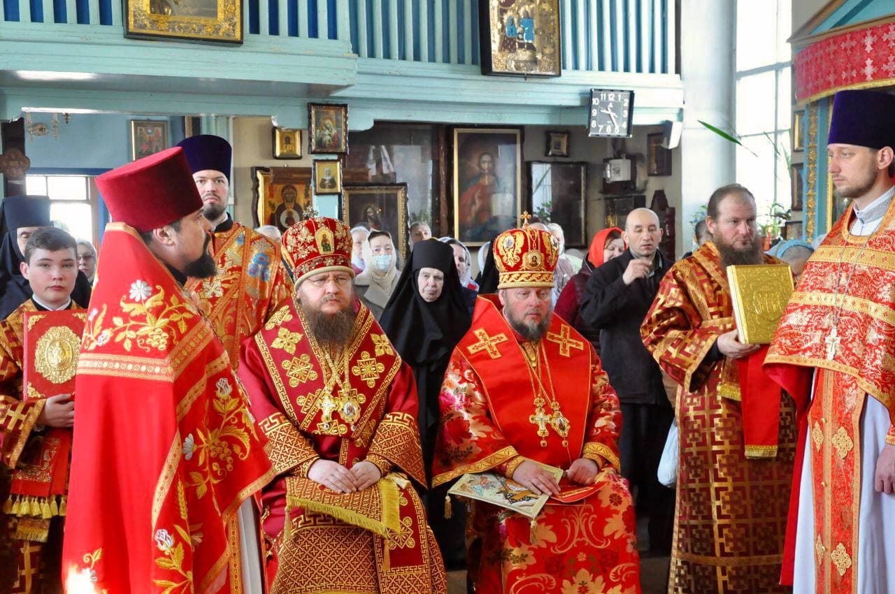 У третій день Пасхи архієпископ Черкаський і Канівський Феодосій очолив Літургію в монастирі Різдва Пресвятої Богородиці Черкас