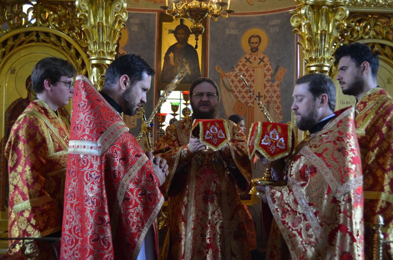 Архиепископ Черкасский и Каневский Феодосий совершил Божественную литургию в Неделю 2-ю по Пасхе