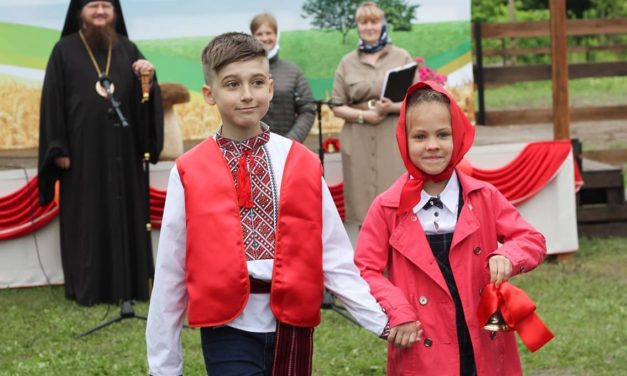 Архиепископ Феодосий благословил праздник «Последнего звонка» в Первой Черкасской православной гимназии