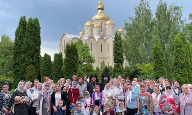 Архиепископ Феодосий встретился с группой паломников с Ровенщины