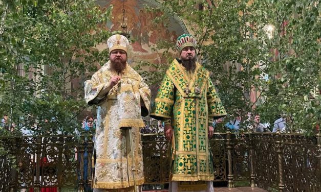 Архиепископ Черкасский и Каневский Феодосий возглавил всенощное бдение накануне Дня Святой Троицы