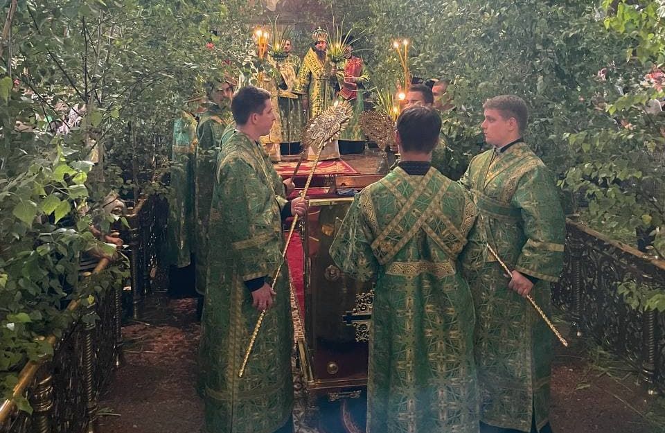Архиепископ Черкасский и Каневский Феодосий возглавил всенощное бдение накануне Дня Святой Троицы