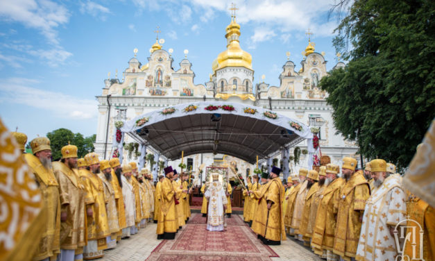 Накануне праздника Крещения Руси архиепископ Феодосий сослужил Предстоятелю УПЦ в Киево-Печерской Лавре