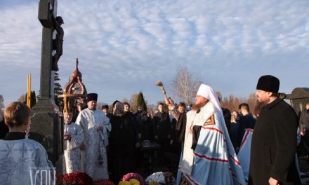 Митрополит Феодосій звершив панихиду та освятив надгробний хрест на могилі протоієрея Ярослава Івануси