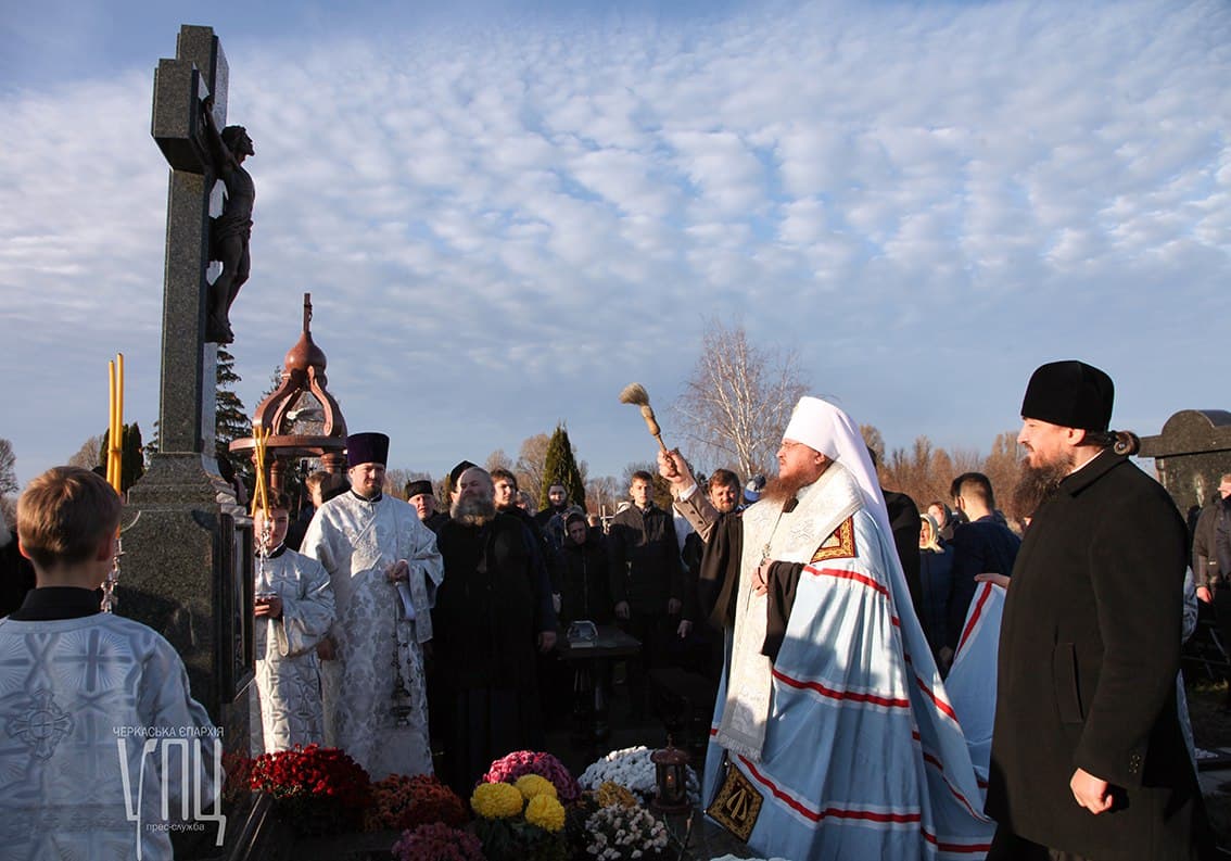 Митрополит Феодосий совершил панихиду и освятил надгробный крест на могиле протоиерея Ярослава Иванусы