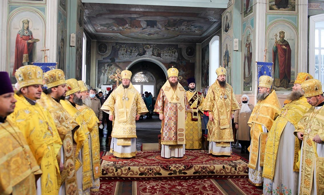 Митрополит Феодосий возглавил соборное богослужение в Золотоноше по случаю юбилея благочинного Золотоношского округа