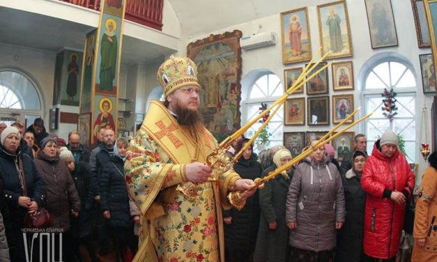 Митрополит Феодосий возглавил престольный праздник в Каменке и передал приходу часть мощей святителя Николая Чудотворца