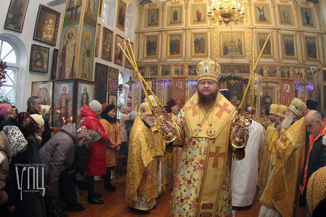 Митрополит Феодосий возглавил престольный праздник в Каменке и передал приходу часть мощей святителя Николая Чудотворца