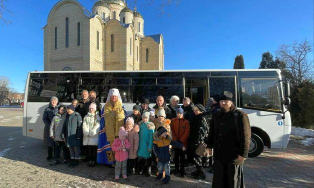 Митрополит Феодосий освятил новый школьный автобус для Черкасской православной гимназии