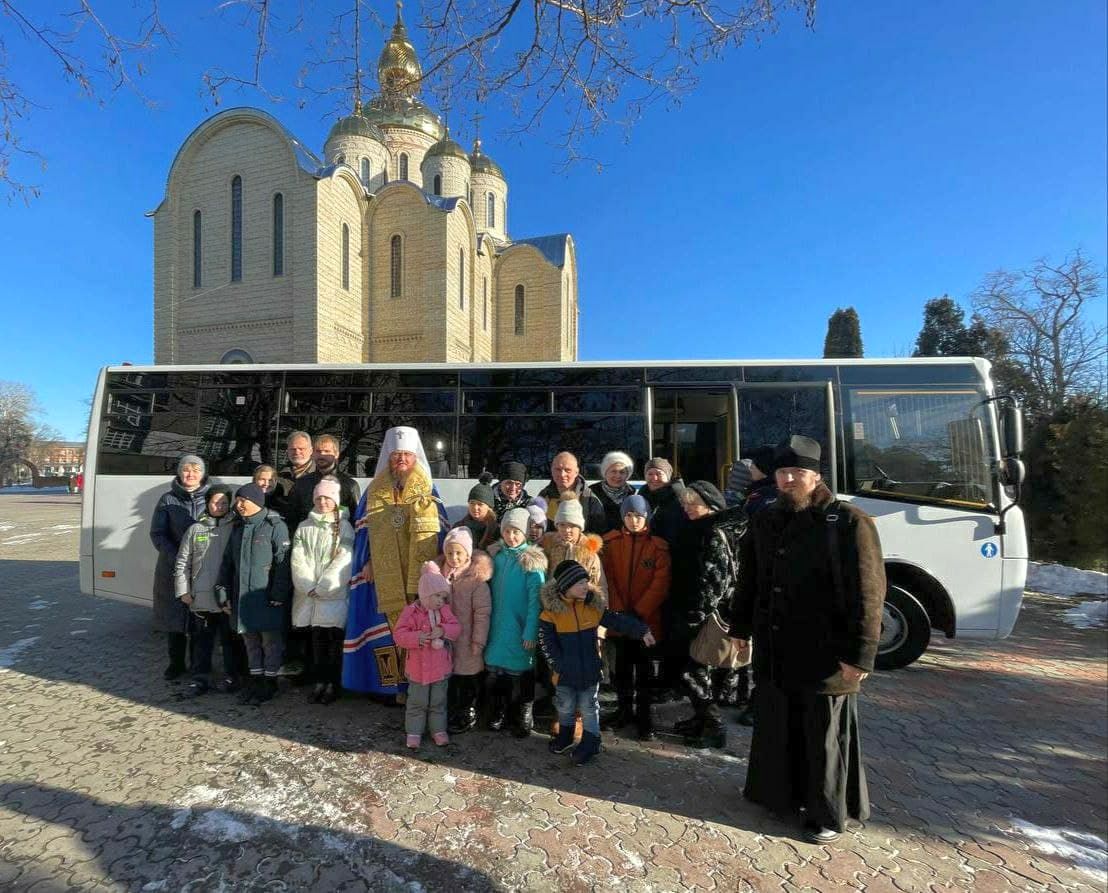 Митрополит Феодосий освятил новый школьный автобус для Черкасской православной гимназии