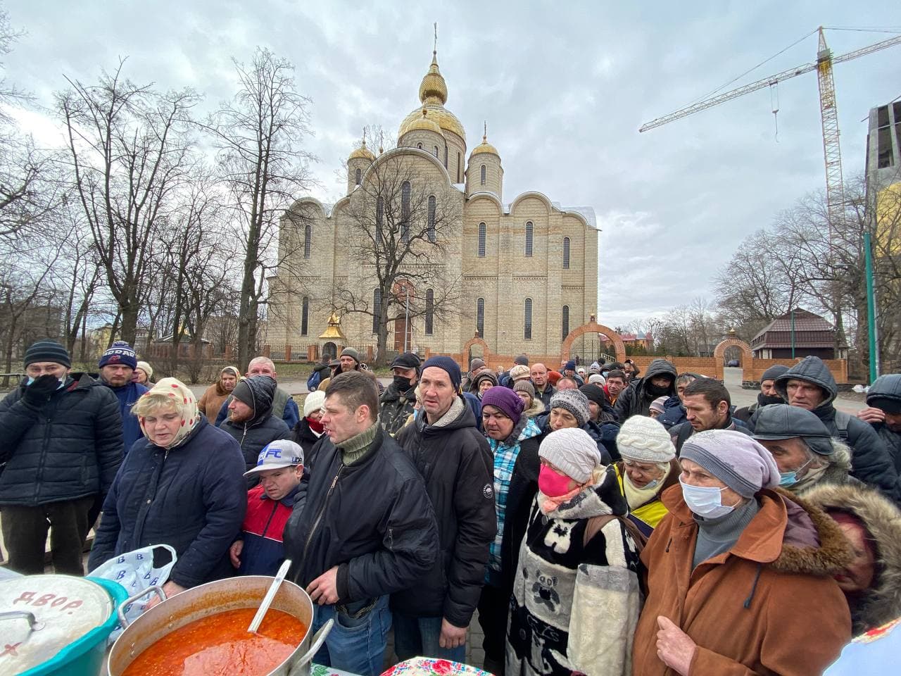 Погода в черкассах. Беженцы священник Украина. Помощь бедным. Киев сейчас православный. Союз православных женщин Владимирская епархия.