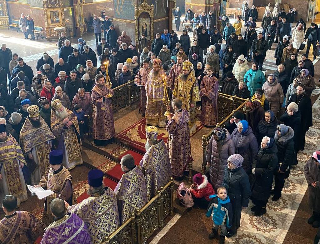 Митрополит Феодосий возглавил Божественную литургию и молебен за мир в Украине