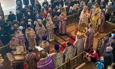 Митрополит Феодосий возглавил Божественную литургию и молебен за мир в Украине