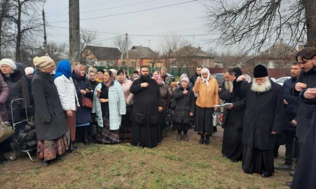 Прихильники ПЦУ заблокували вхід до храму прп.Олексія, чоловіка Божого м.Сміла в день престольного свята