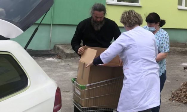Черкасская епархия благотворительно передала медикаменты для пострадавших от боевых действий в Черкасскую областную больницу