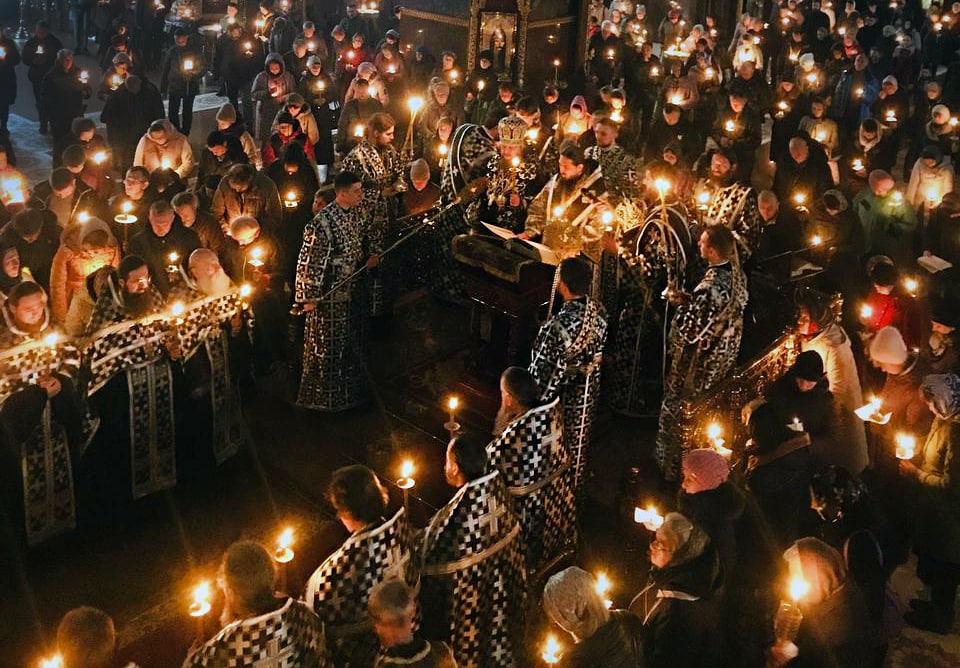 Накануне Великой Пятницы митрополит Феодосий возглавил утреню с чтением 12-ти Страстных Евангелий