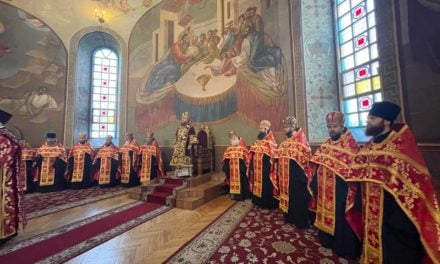 В день свята Світлого Христового Воскресіння митрополит Феодосій звершив Пасхальну Велику вечірню