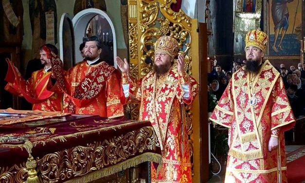 Митрополит Феодосий возглавил Литургию в Неделю 2-ю по Пасхе в Архангело-Михайловском кафедральном соборе г.Черкассы
