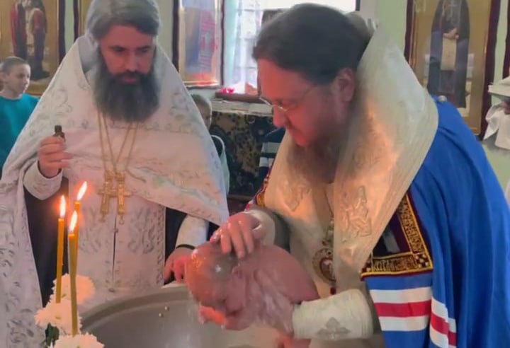 Митрополит Феодосий совершил крещение 10-го ребенка в многодетной семье священника