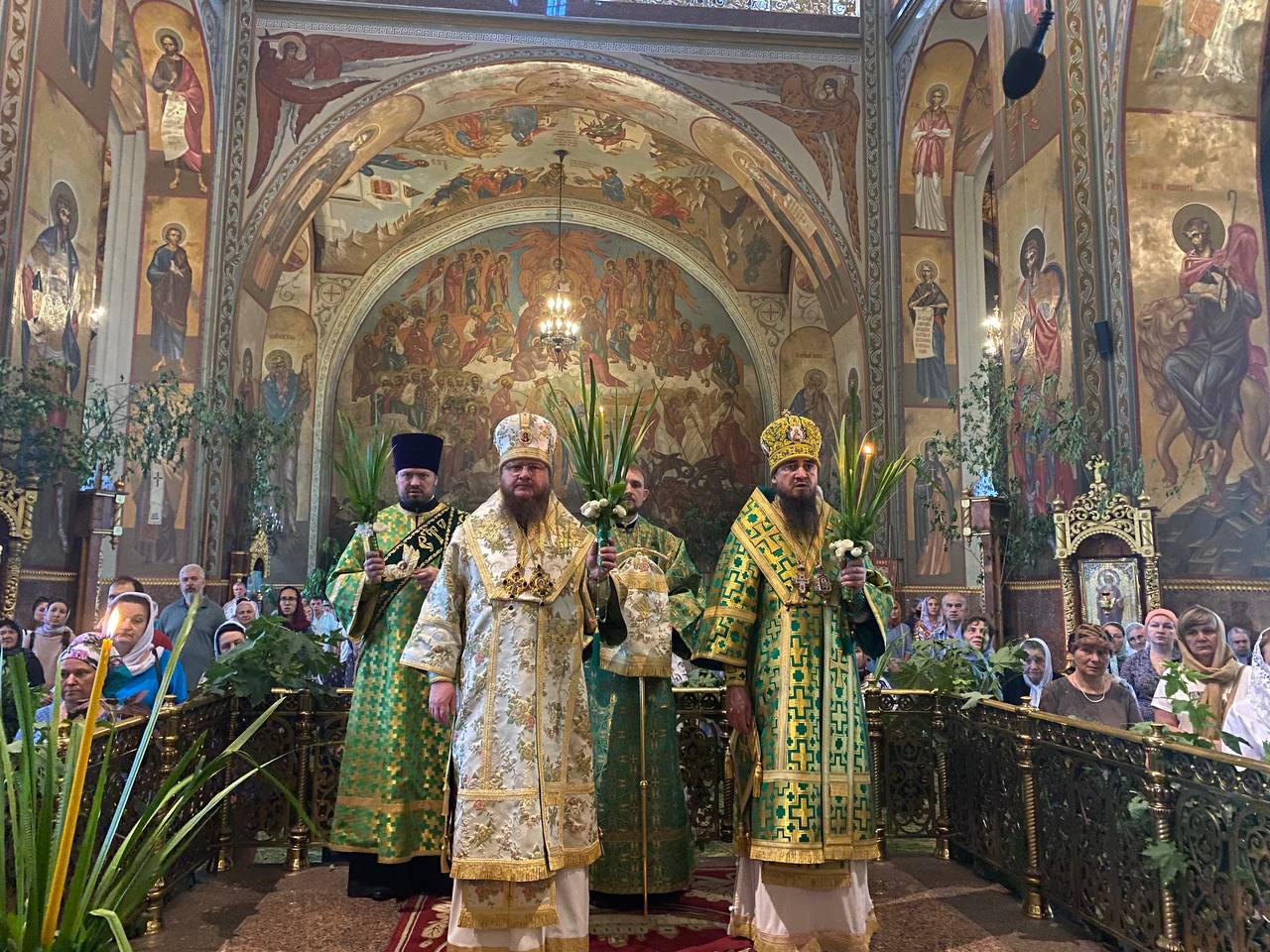 Митрополит Феодосий возглавил всенощное бдение накануне Дня Святой Троицы