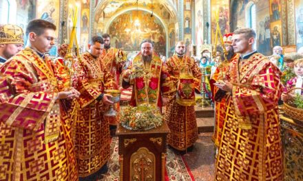 Митрополит Феодосій звершив Літургію в день свята Винесення Чесних Древ Животворящого Хреста Господнього в Архангело-Михайлівському кафедральному соборі Черкас