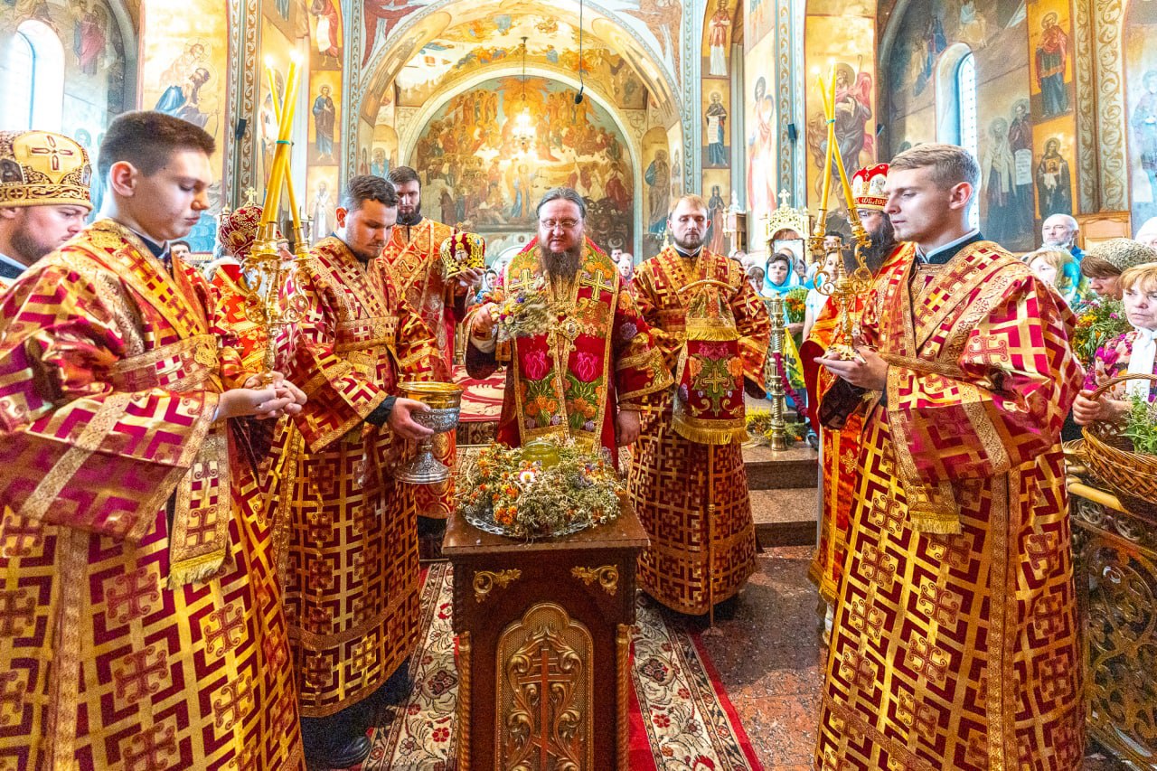 Митрополит Феодосій звершив Літургію в день свята Винесення Чесних Древ Животворящого Хреста Господнього в Архангело-Михайлівському кафедральному соборі Черкас