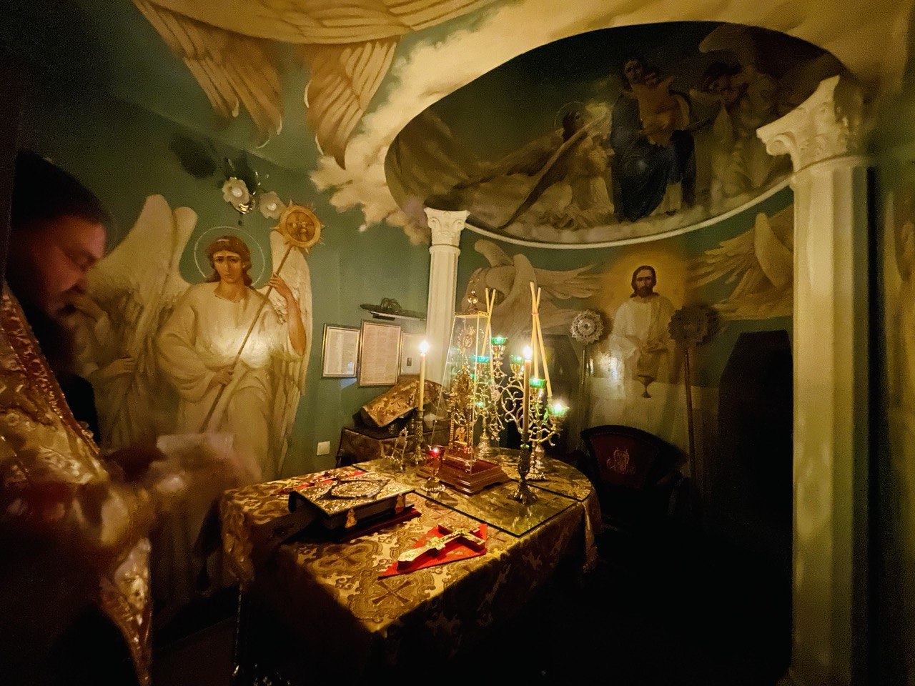 В день памяти святого князя Александра Невского митрополит Феодосий совершил ночную Литургию