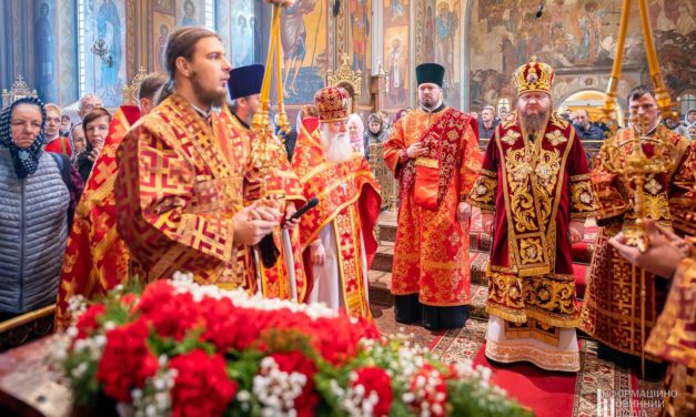 Митрополит Феодосій звершив Літургію в день свята Воздвиження Хреста Господнього в Архангело-Михайлівському кафедральному соборі Черкас (+ВІДЕО)