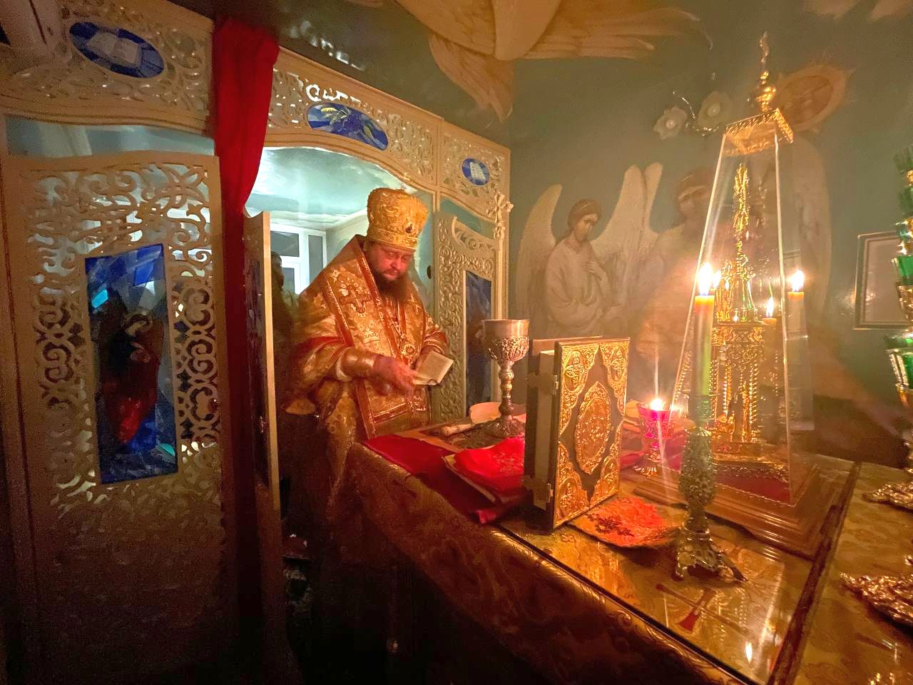 Митрополит Феодосий совершил ночную Литургию в Крестовом храме Черкасского епархиального управления