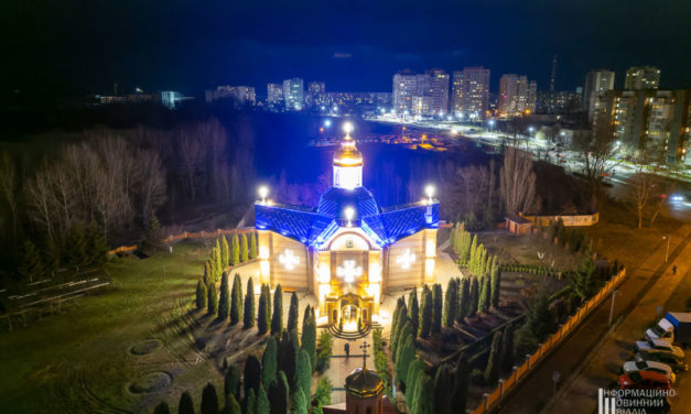 В канун Рождества Христова на Свято-Андреевском архиерейском подворье Черкасс засветилась праздничная иллюминация (+ВИДЕО)