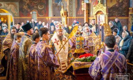 Митрополит Феодосій звершив Божественну літургію в Неділю Хрестопоклонну