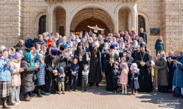 МИР ВСЕМ! На Благовещение черкасское духовенство и православные гимназисты выпустили в небо белых голубей (+ВИДЕО)