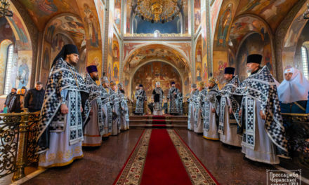Перед судебным заседанием митрополит Феодосий совершил последнюю в этом году Литургию Преждеосвященных Даров