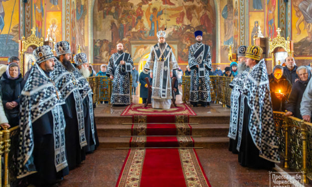 Вечерня с чином выноса Плащаницы в Архангело-Михайловском кафедральном соборе г.Черкассы