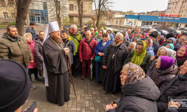 Общение митрополита Феодосия с верующими перед допросом в СБУ (ФОТО+ВИДЕО)