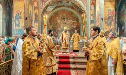 Божественная литургия в праздник свв. апп. Петра и Павла в Архангело-Михайловском кафедральном соборе г.Черкассы (+ВИДЕО)