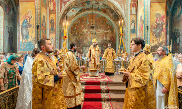 Божественная литургия в праздник свв. апп. Петра и Павла в Архангело-Михайловском кафедральном соборе г.Черкассы (+ВИДЕО)