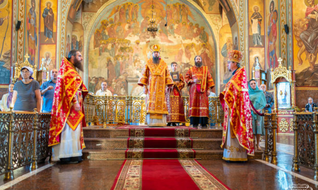 Літургія у свято Винесення Чесних Древ Хреста Господнього і свв. мчч. Маккавеїв в Архангело-Михайлівському кафедральному соборі м. Черкаси (+ВІДЕО)