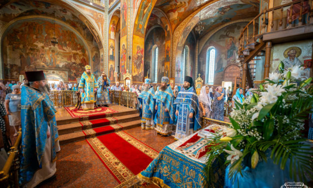 Божественна літургія у свято Успіння Пресвятої Богородиці в Архангело-Михайлівському кафедральному соборі м.Черкаси (+ВІДЕО)