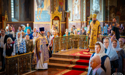 Божественная литургия в праздник Воздвижения Креста Господня в Архангело-Михайловском кафедральном соборе г.Черкассы