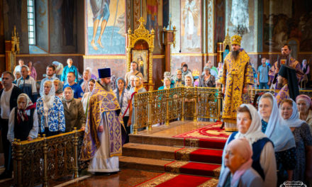 Божественна літургія у свято Воздвиження Хреста Господнього в Архангело-Михайлівському кафедральному соборі м. Черкаси