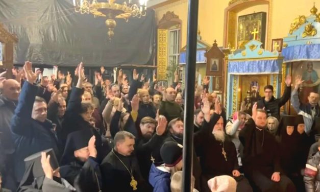 В Черкасском монастыре Рождества Пресвятой Богородицы монашествующие и прихожане единогласно подтвердили свою верность УПЦ (+ВИДЕО)