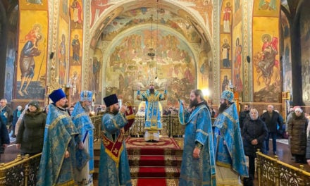 Божественная литургия в праздник Сретения Господня в Архангело-Михайловском кафедральном соборе г.Черкассы