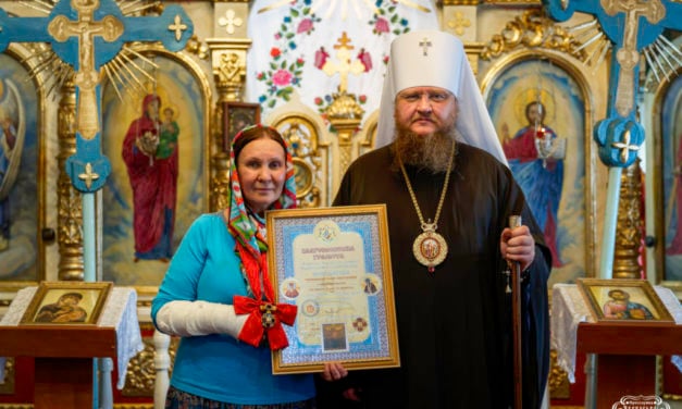 Пострадавшая во время акции «активистов» иконописец награждена знаком отличия “За верность Церкви и мужество”