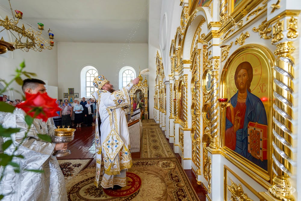 Митрополит Феодосий освятил новый иконостас в день престольного праздника Лебединского монастыря