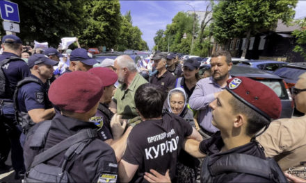 Под Черкасским судом безбожники несколько часов издевались над митрополитом Феодосием и православными верующими (+ВИДЕО)