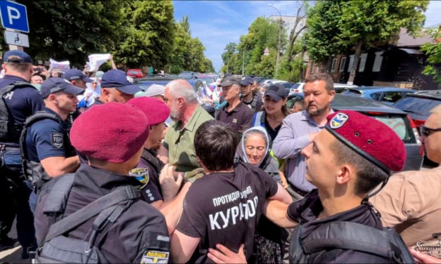 Під Черкаським судом безбожники кілька годин знущалися з митрополита Феодосія та православних вірян (+ВІДЕО)