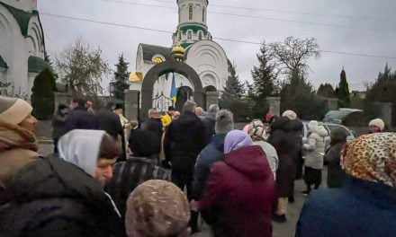 Стояние в вере: в Корсунь-Шевченковском не умолкает молитва гонимых прихожан у ограды своего Собора