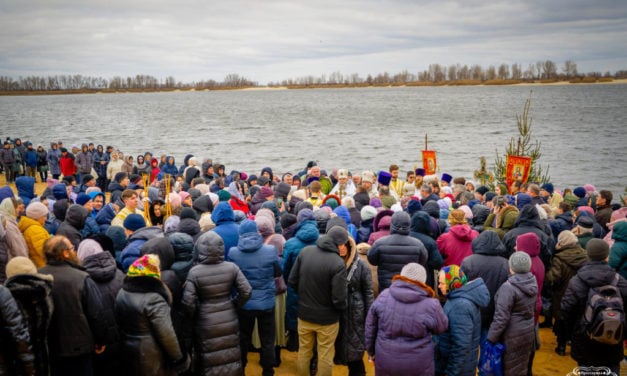 МИТРОПОЛИТ ФЕОДОСІЙ ОСВЯТИВ ВОДИ ДНІПРА